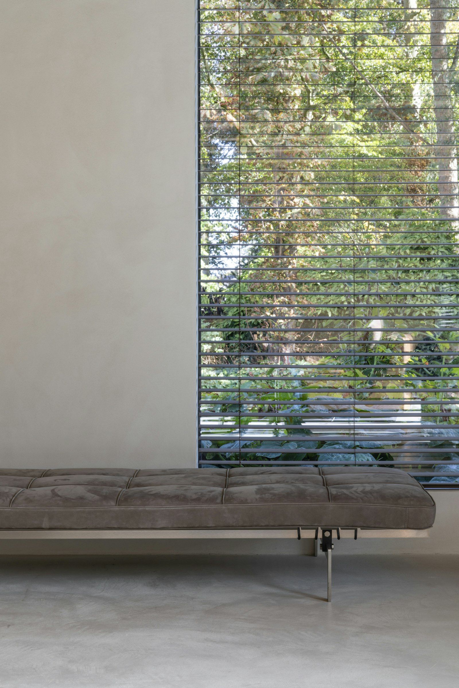 Interior elegant cu jaluzele din lemn